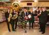 Der Bandleader und seine Musiker