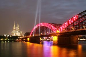 all buy one liefert Gaze f�r Br�ckenverkleidung bei Kirchentag in K�ln - Bannerverkleidung par excellence