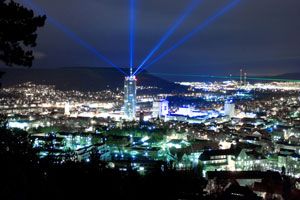 FALCON� BEAM Xenon Searchlights strahlten vom JenTower