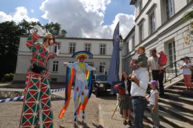 ART & BALANCE - Tr�ume auf Stelzen