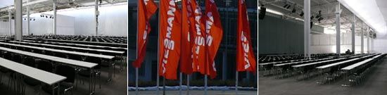 Konferenz- und Stehtische f�r Schulung in Produktionshalle