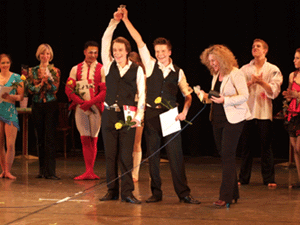 memo-media und showcases verleihen Artisten-Preis �Sprungbrett` an die Diabolo-K�nstler Benno und Johannes