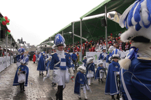 eps plant, baut und verkleidet Trib�nen f�r K�lner Rosenmontagszug