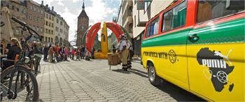 Aus Liebe zum Spiel: PUMA geht mit LITOMOBIL auf Afrika Mobil Tour