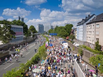 Still-Leben Ruhrschnellweg - Agentur TAS aktiviert 3 Millionen Menschen