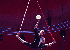 Anton Mikheev jongliert an den Strapaten beim European Youth Circus 2014