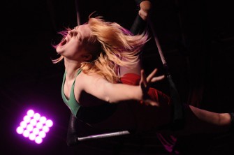 Artistin Fine Zintel am Schwungtrapez