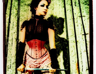 Schwertschluckerin Jewels: Die Schöne und das Schwert