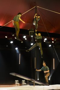 Cirque La Compagnie - Teeterboard/Chinese Pole Boris Fodella (Frankreich), Charlie Mach (Frankreich), Babtiste Clerc (Schweiz), Zachary Arnaud (Frankreich)