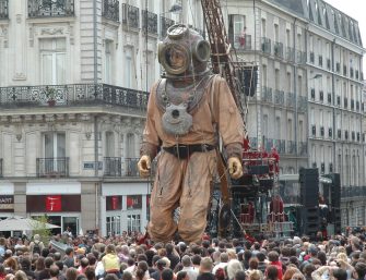 Straßentheater als Chance: Die Wiederbelebung des öffentlichen Raums