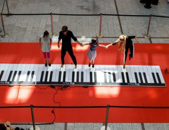 Show für Ohren und Augen: Begehbares Piano für Events