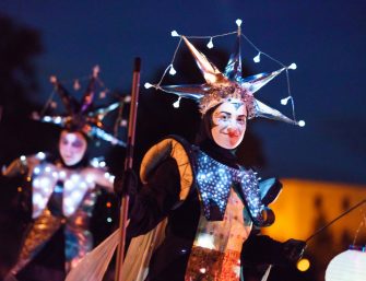 Leuchtender Walk Act: Die Neugier der Sternreisenden