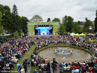 bst präsentiert neue mobile Konzertbühne „b-stage 120 HD“