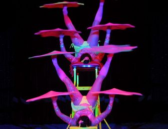 Atemberaubende Momente mit der Fußjonglage von Duo Yingling