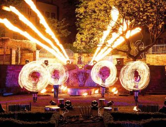 Licht, Tanz und Action: Die Feuershow für Events von Project PQ