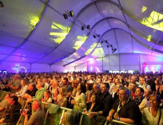 Design-Eventzelt von Neptunus – Herzstück der Düsseldorfer Jazz Rally