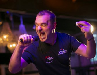 Ein kleiner Ball, ein Spielfeld und jede Menge Teamgeist: Kicken als besonderes Teamevent mit dem Kickerkönig