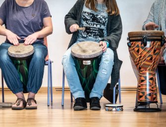 Aktive Tagungspause beim Drum Circle mit Philipp Schaefer