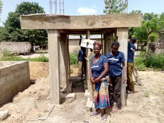 Der Wasserturm in Glypko ist fertig – eine Spende von memo-media und der Druckerei Rademann