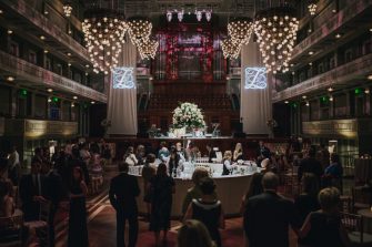 Wie wähle ich die richtigen Künstler*innen für meine Gala?