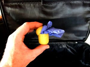 Schnelle Hilfe liefert auch ein paar Einweg-Handschuhe, das in einem gelben Überraschungs-Ei immer griffbereit ist.