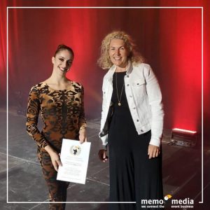 Auf der GauklerFESTUNG bekommt die Luftartistin Veronica Fontanella den memo-media-Sonderpreis.