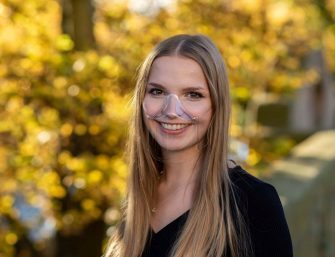 Endlich wieder lächeln mit der transparenten Maske Klara – und Gutes tun