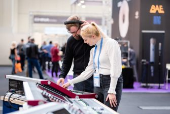 Weiter, immer weiter! – Talking Heads zu Technikmessen & Virtualität