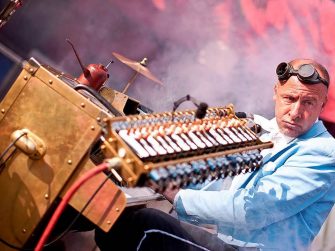 One-Man-Band „Universal Druckluft Orchester“ sorgt für Stimmung