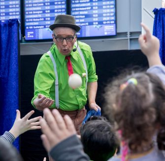 Interaktives Straßentheater für Feste oder Firmenfeiern begeistert Klein und Groß