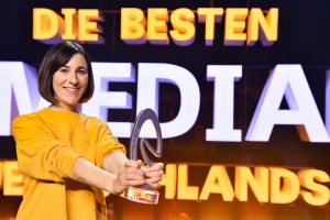 Olga Stetsenko hält den Deutschen Comedypreis in Händen