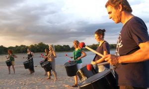 Sambarhythmen und Raggaeflair - Anne Damm nutzt die Musik Südamerikas für kooperatives Teambuilding