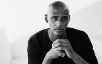 Getup, stand up! – Der Comedian und Schauspieler Teddy Teclebrhan