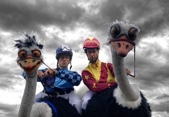 Rasanter Walk-Act für Firmenevents mit Men on Birds – Kleinkunst auf großen Vögeln