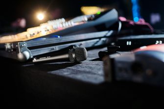 Exzellenz für die Bühne — Das Vocalmikrofon Sennheiser MD 435