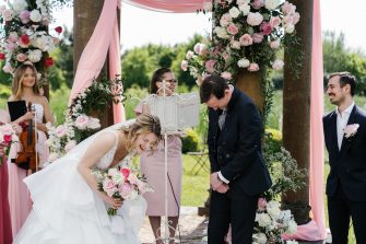 Dekoration einer freien Trauung: Ideen und Tipps für den perfekten Hochzeitstag