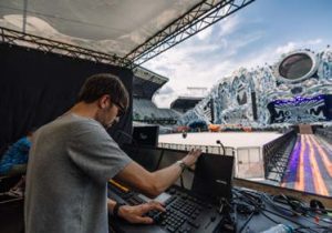 Milan programmiertdas Lichtpult