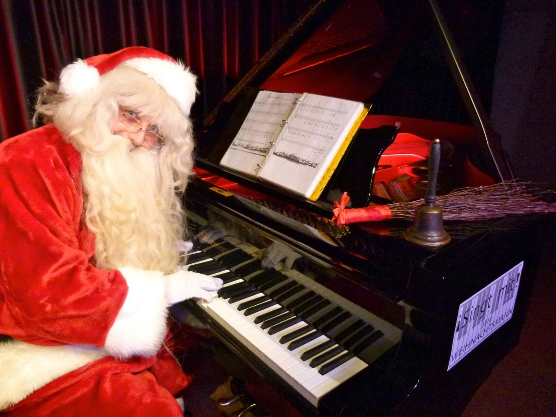 Weihnachtsmann mit Piano &amp; Gesang - STAGE-ACT