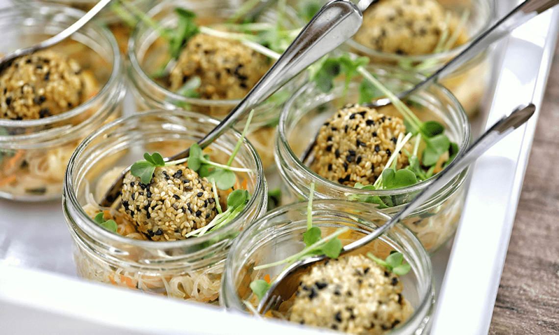 Hackbällchen mit Sesam auf Krautsalat