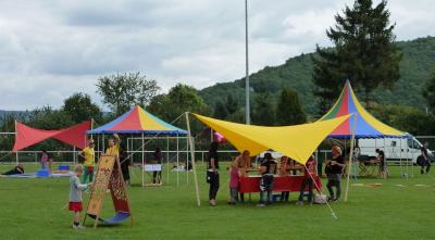 Spiele, Zelte und Sonnensegel auf dem Rockfestival Open Flair 2012