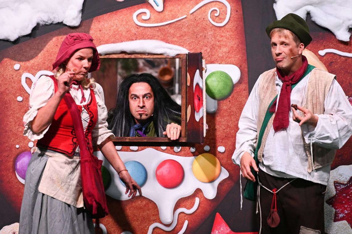 Hexe Bülent Ceylan, Hänsel Oliver Pocher und Gretel Mirja Boes in „Die Comedy Märchenstunde“