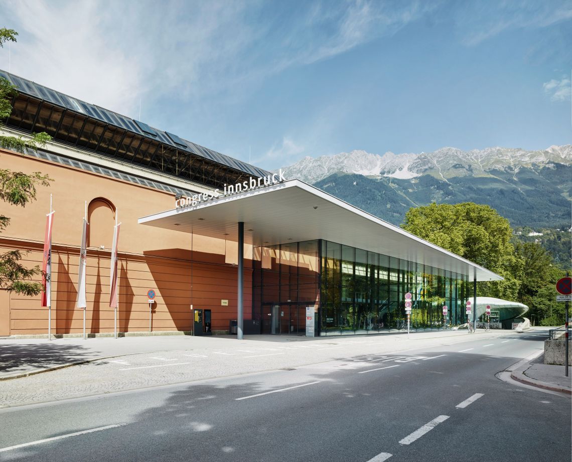 Congress Messe Innsbruck. Alpine Bergkulisse - Urbaner Raum