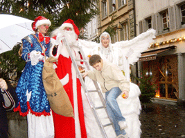 Weihnachtsmann mit weißem Traum-Engel, begleitet von Engelinchen