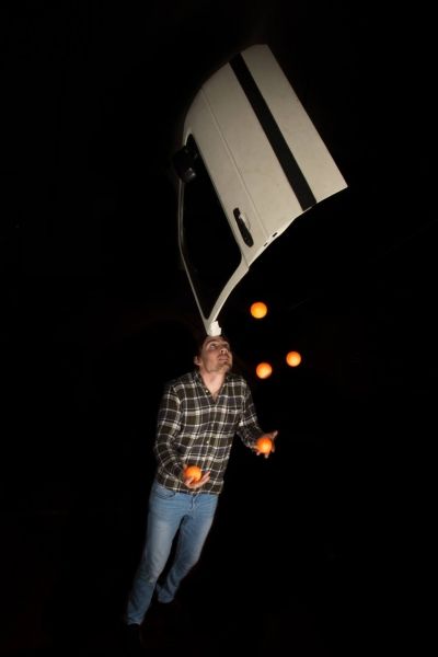 Florian Maertz jongliert mit der Autotür auf der Stirn
