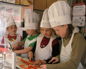 Live Cooking: Kinder backen ihre Pizza selbst in der mobilen Pizzeria